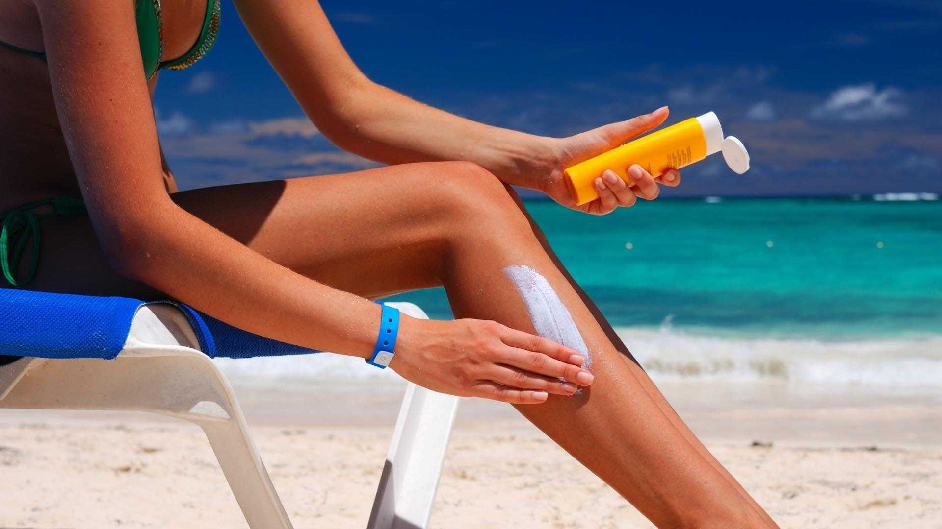 Загорает ли человек. Солнцезащитный лосьон Sunblock. Солнцезащитный крем Sunscreen. Защита кожи от ультрафиолетовых лучей. Крем от загара.