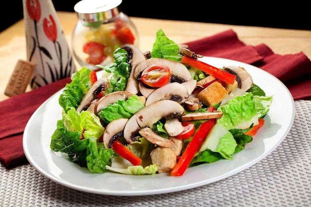 Простые и необычные блюда: теплый салат с лососем |