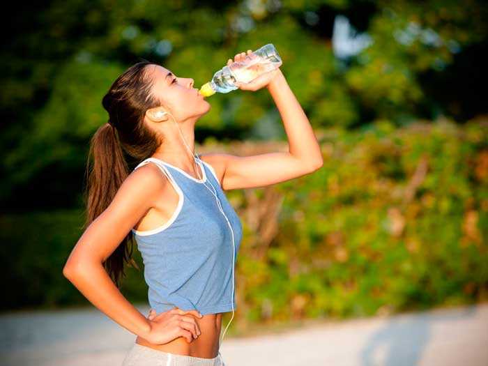 Можно ли пить воду во время тренировки для похудения и набора мышечной массы?
