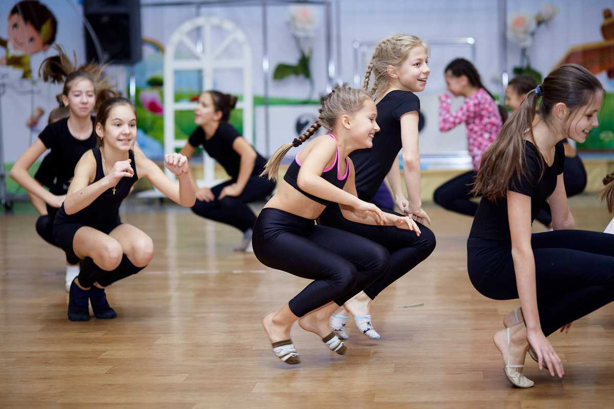 Танцы в школе 7 класс. Занятия танцами с детьми. Занятия хореографией для детей. Танцевальная аэробика для детей. Что такое ритмика для детей в школе.