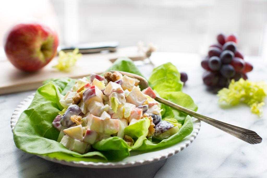 Рецепт приготовления простого и вкусного салата с сельдереем и яблоком