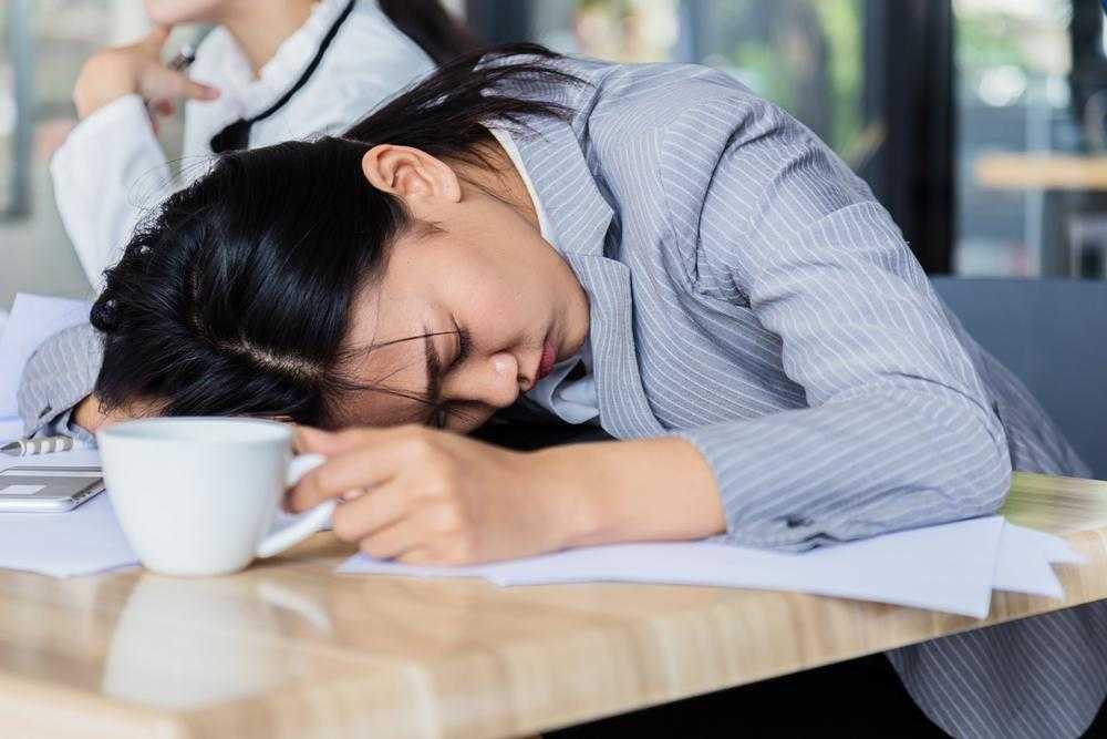 Почему после еды хочется спать сильно. причины сонного состояния после обеда | здоровье человека