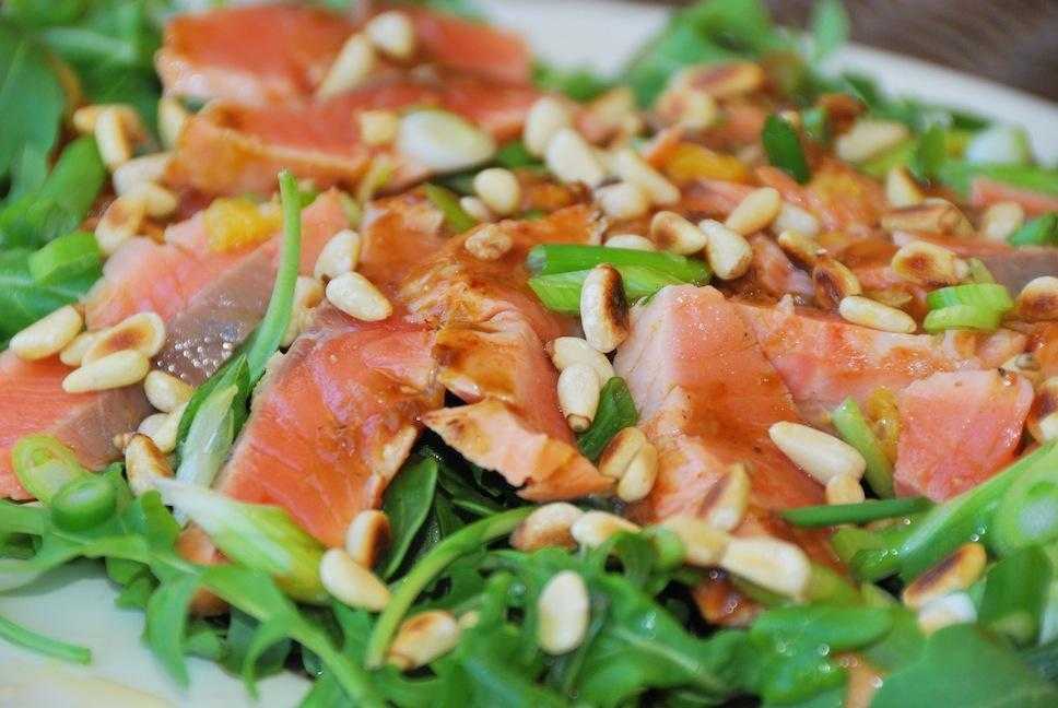Необычный овощной салат с лососем рецепт с фото пошагово и видео - 1000.menu