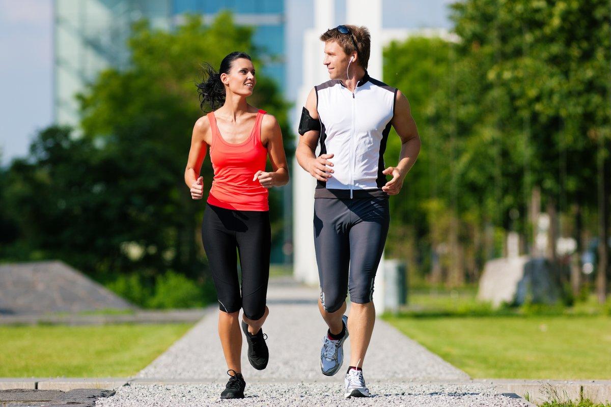 Тренировки в парах: упражнения с весом без спортзала - лайфхакер