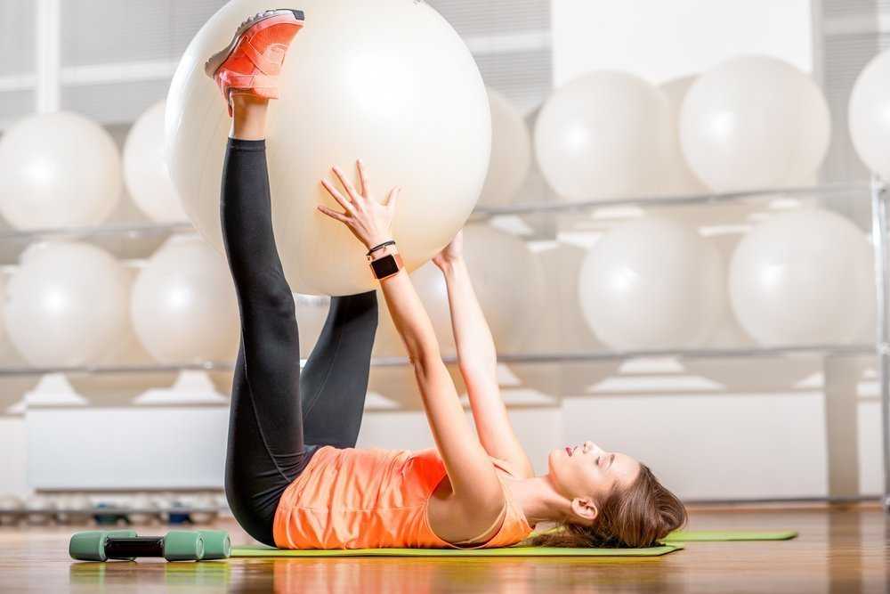 Упражнения на фитболе: комплекс в домашних условиях с гимнастическим мячом