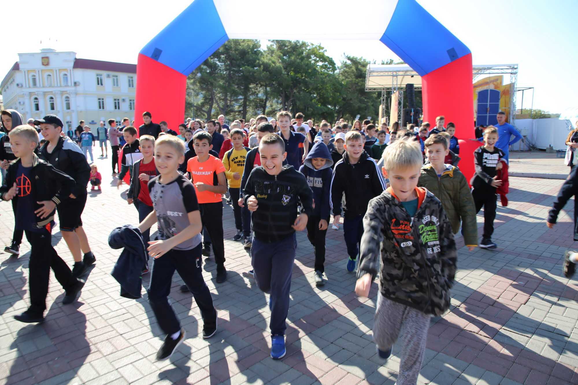 Всероссийский день ходьбы и битвы футбольных грандов: спорт на выходных -  спорт - тасс