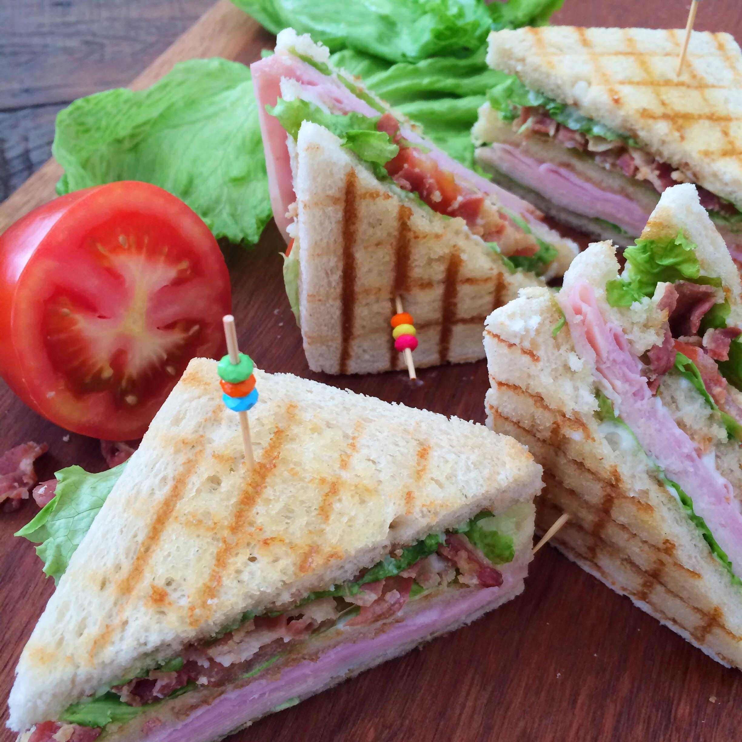 Сэндвичи саранск. Треугольные бутерброды. Мини сэндвичи. Сэндвичи на праздничный стол. Сэндвич треугольный.