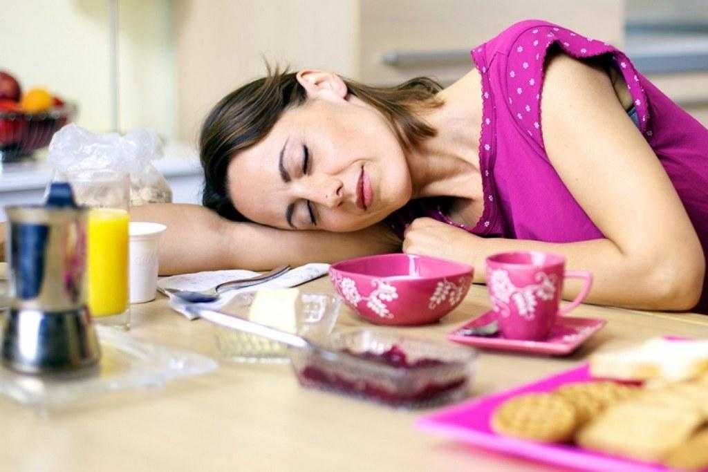 Почему после еды хочется спать и слабость - помощь доктора