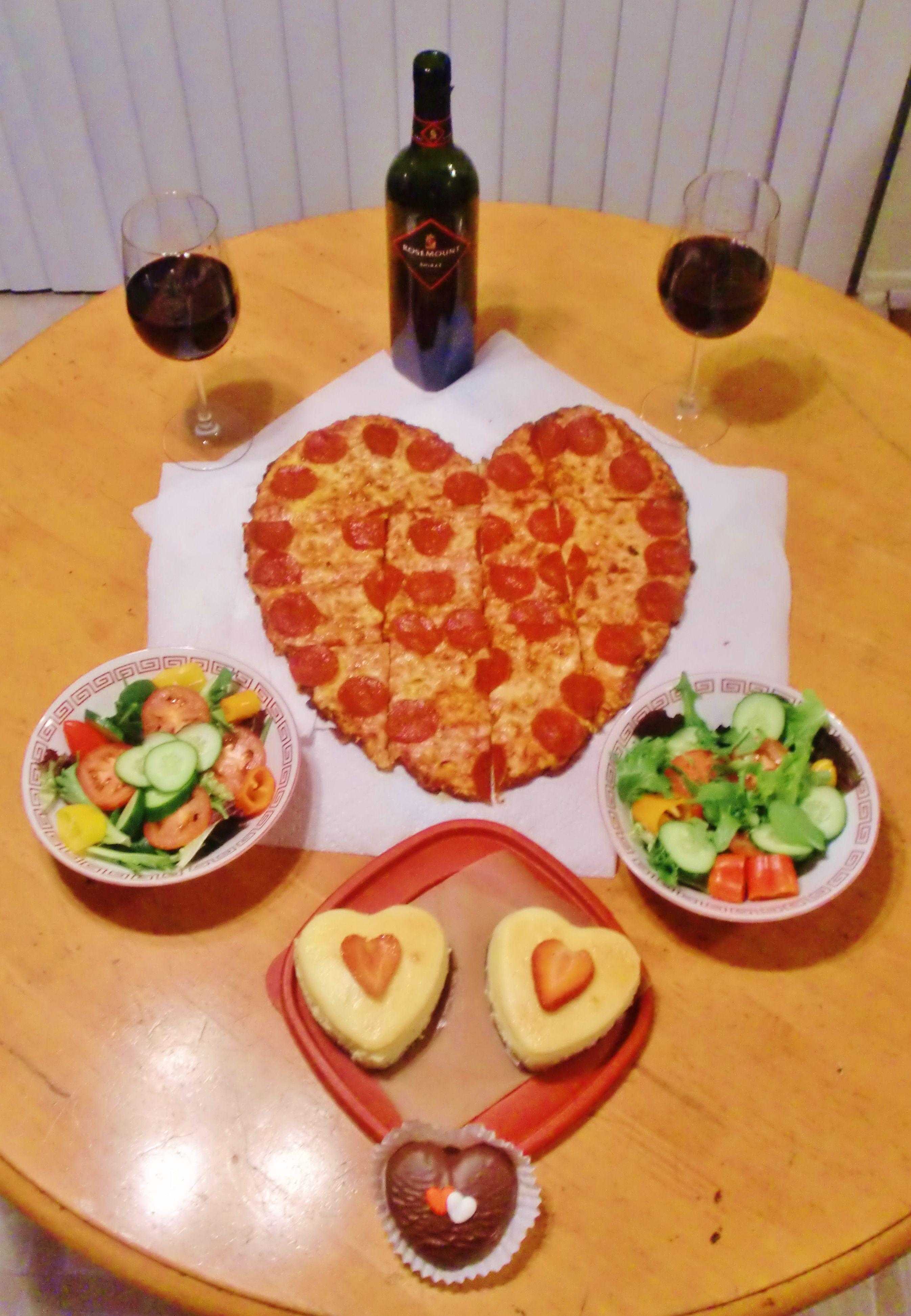 Мужу оформляют группу. Романтический ужин для любимого. Романтический стол. Украшение стола к 14 февраля. Романтический ужин дома для любимого.