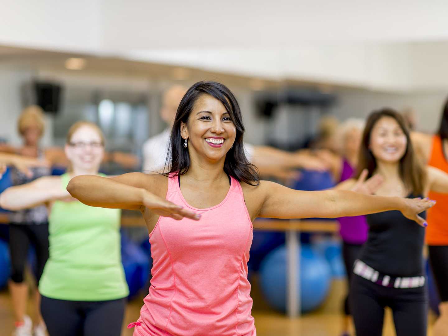Танцуйте, сжигайте жир и улучшайте вашу фигуры с программами Zumba Fitness Несложные занятия зумба-фитнеса помогут поработать над проблемными зонами