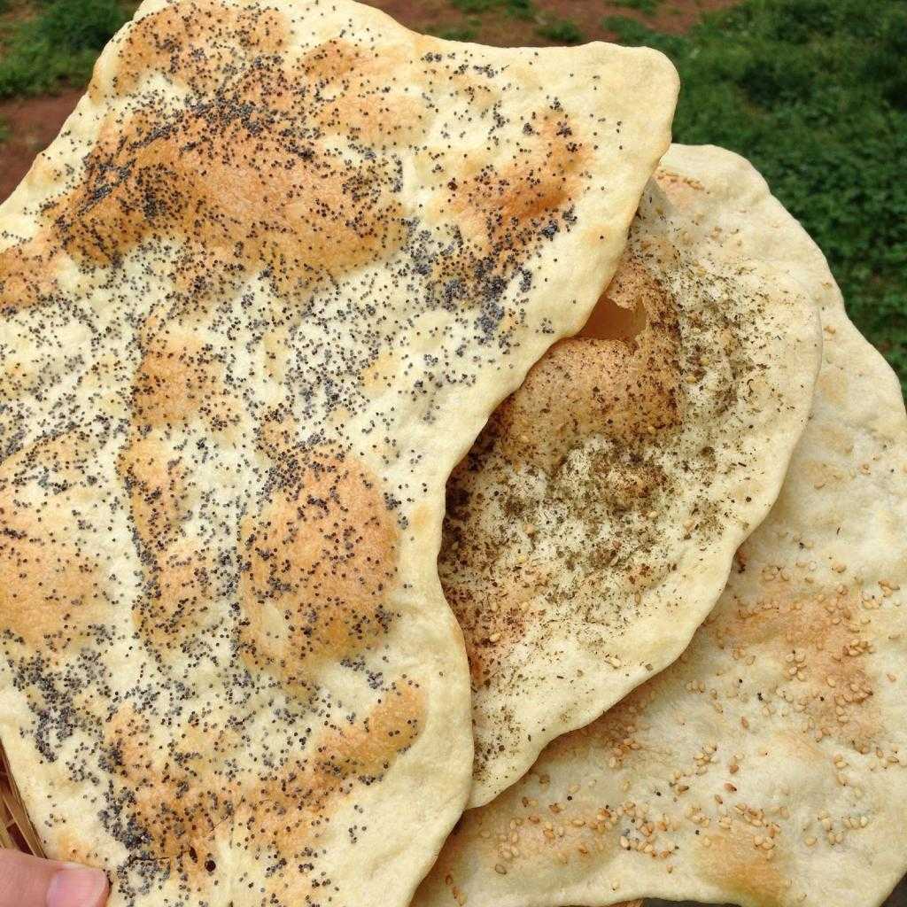 Мы предлагаем вам рецепт настоящей армянской лепешки – она сытная, но не слишком калорийная, а за счет особых компонентов позволит получить максимум белка