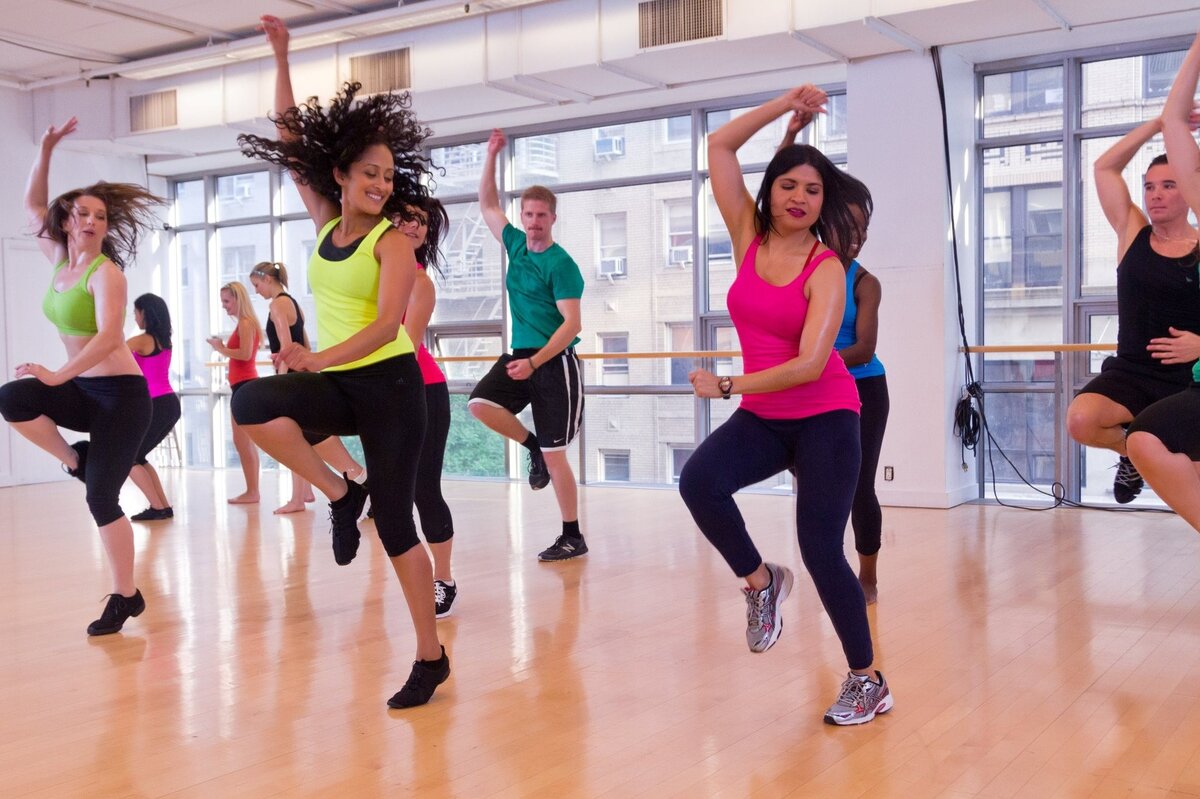 Если вам надоели монотонные и однотипные тренировки в зале, есть альтернатива — танцевальные направления в фитнесе Интенсивный танец не только приносит удовольствие и повышает настроение, но и помогает держать фигуру в тонусе