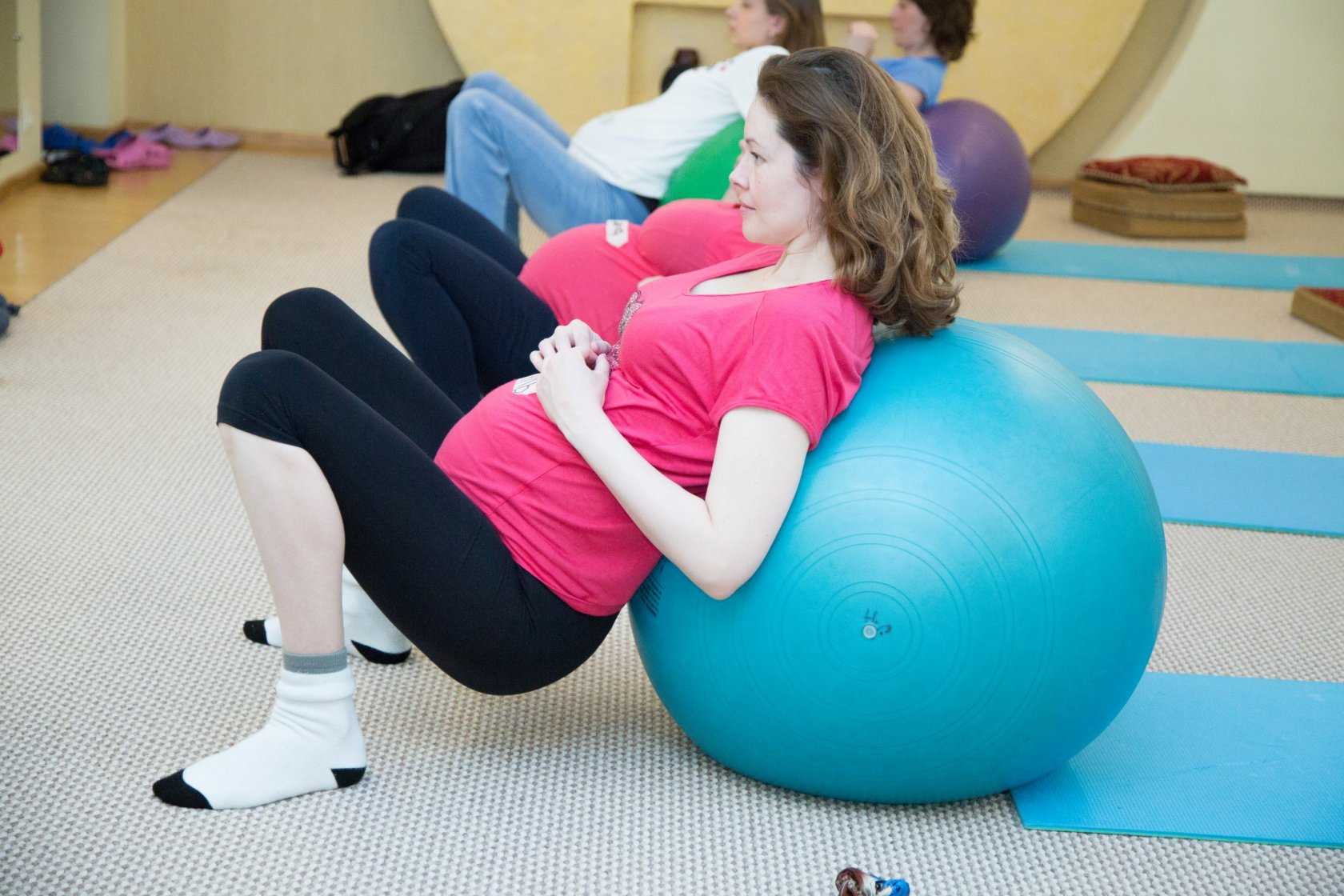 Фитнес для беременных: полезные упражнения по триместрам