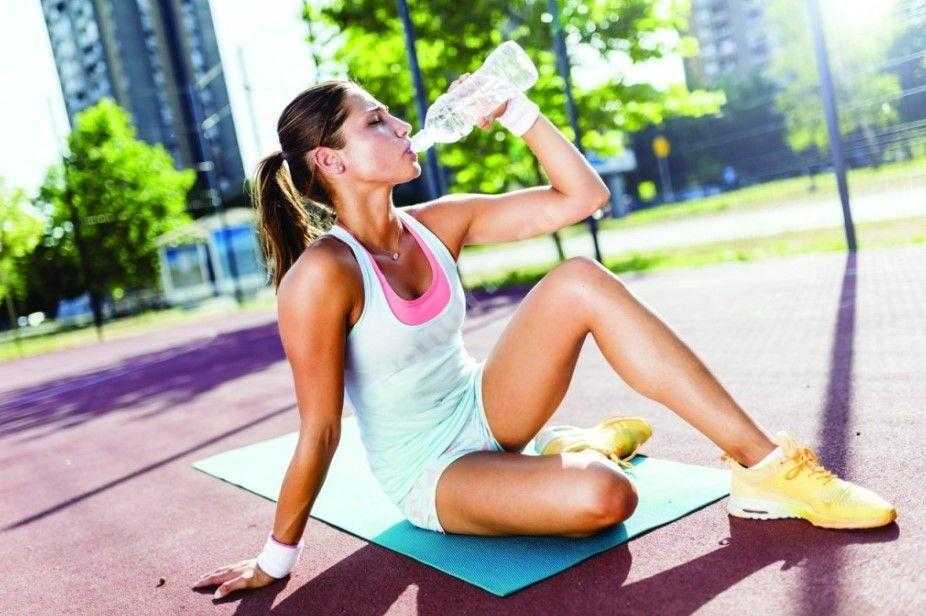 Можно ли пить воду во время тренировки и почему: влияние на похудение, набор мышечной массы