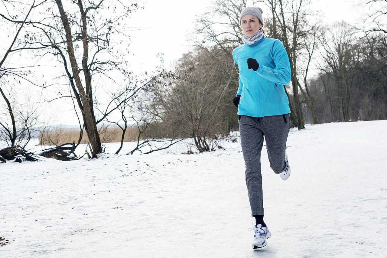 6 упражнений для тренировки на улице в холодное время года - лайфхакер