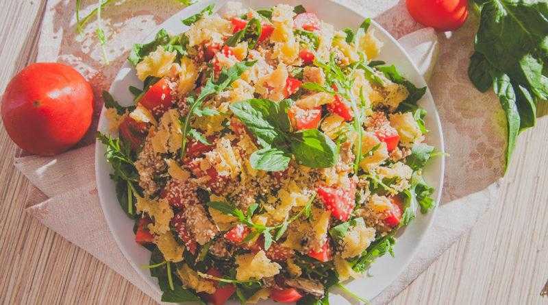 Салат с малосольным лососем и оливками – кулинарный рецепт