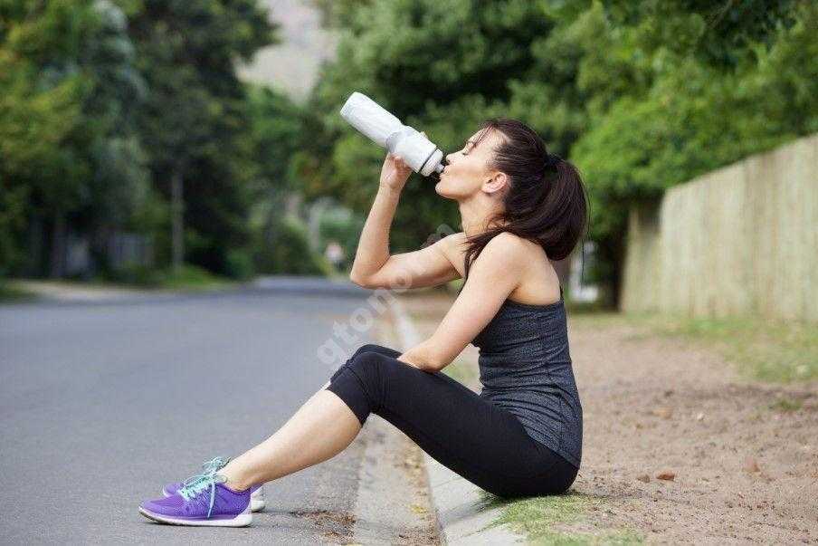 Можно ли пить воду во время тренировки в тренажерном зале?