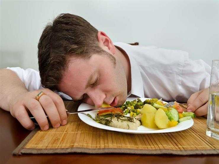 Хочется сильно спать после еды. почему возникает сонливость и слабость после еды
